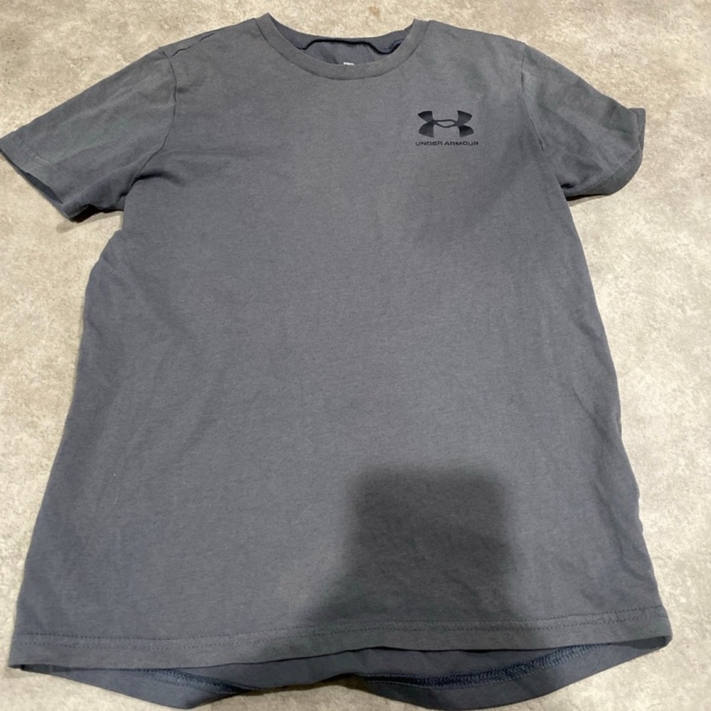 Under Armour Boys Gray short sleeve loose fit T-Shirt sz Medium